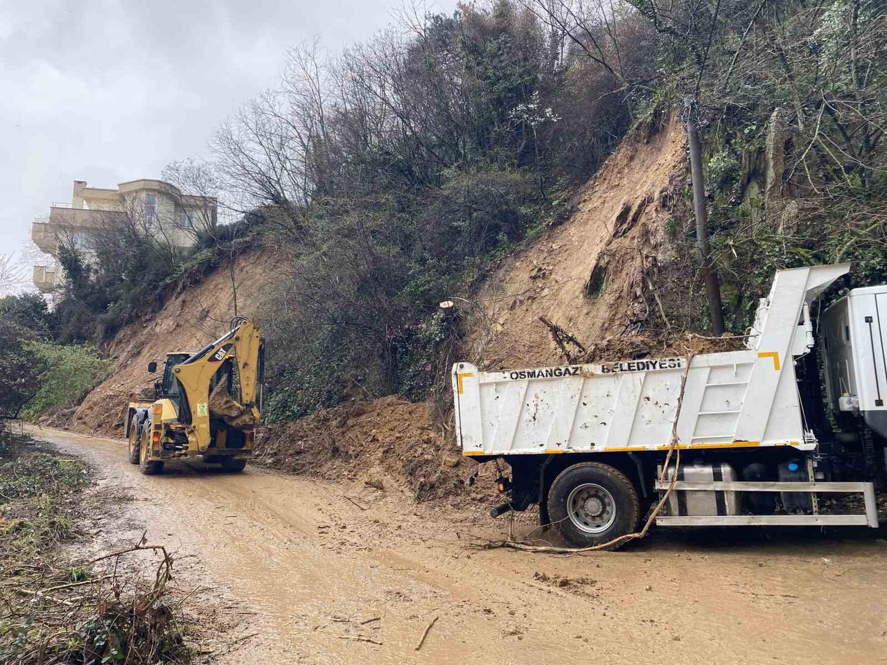 OSMANGAZİ İLÇESİ ÇEKİRGE MAHALLESİ 1. ÇEYİZ SOKAK'TA TOPRAK KAYMASI YAŞANDI
