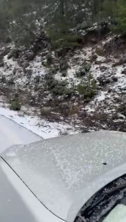 OSMANİYE'DE DOLU YAĞIŞI YOLLARI BEYAZA BÜRÜDÜ