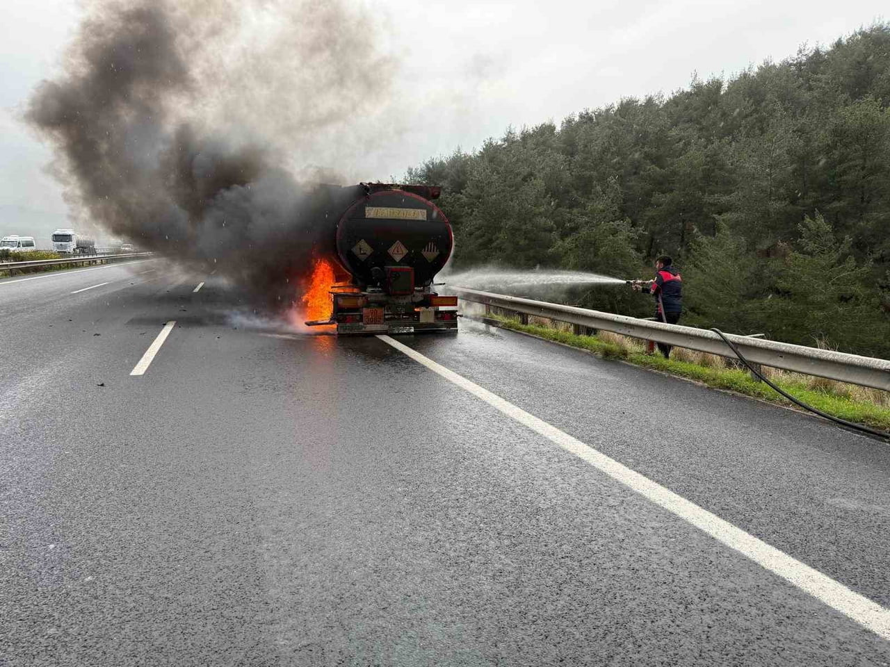 OSMANİYE’DE AKARYAKIT TANKERİNDE ÇIKAN YANGIN SÖNDÜRÜLDÜ