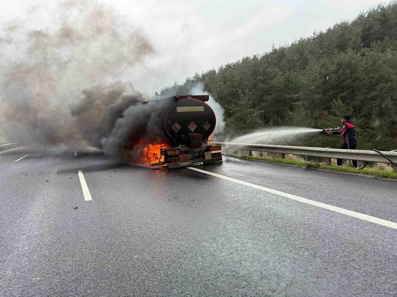 OSMANİYE’DE AKARYAKIT TANKERİNDE ÇIKAN YANGIN SÖNDÜRÜLDÜ