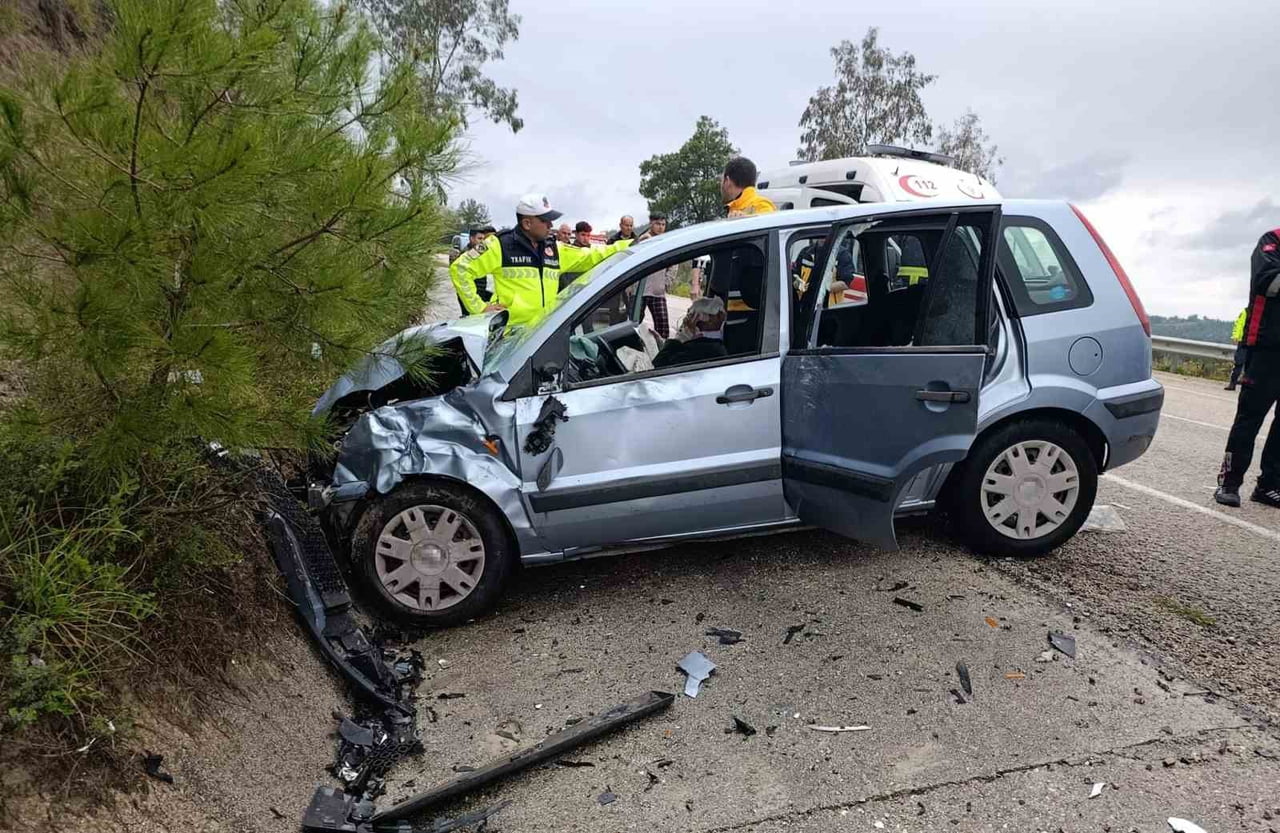 OSMANİYE’DE OTOMOBİL İLE TİCARİ ARAÇ ÇARPIŞTI: 6 YARALI