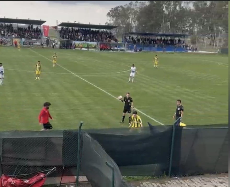 OSMANİYE FUTBOL SAHAYA GİREN KÖPEK