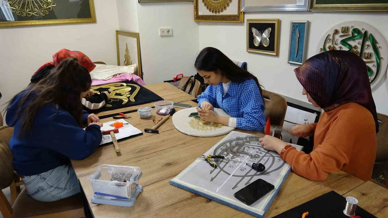 OSMANLI DÖNEMİNİN UNUTULMAYA YÜZ TUTMUŞ EL SANATLARI ARASINDA YER ALAN, TELLERİN ÇİVİLERİN...