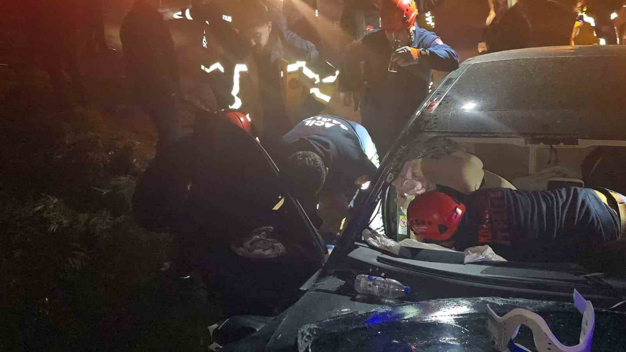 OTOMOBİLİN VİRAJI ALAMAYARAK BETON PANELE ÇARPMASI SONUCU 3 KİŞİ YARALANDI.