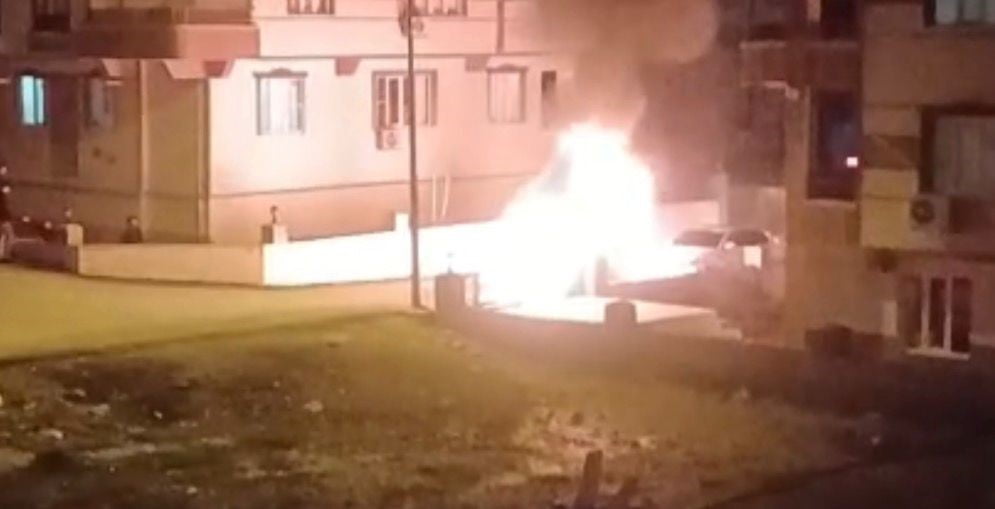 PARK HALİNDEKİ OTOMOBİL ALEV ALEV YANDI MARKA ARAÇ ALEV ALEV YANDI