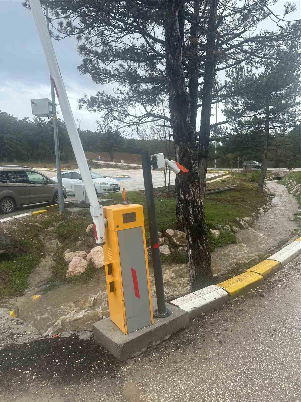 PELİTÖZÜ GÖLPARK GİRİŞİNDEKİ TURNİKELERE KAMYON ÇARPTI