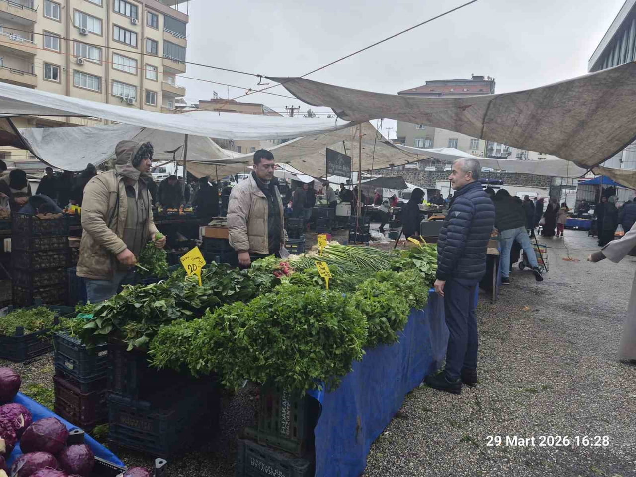 ŞAHİNBEY BELEDİYE BAŞKANI MEHMET TAHMAZOĞLU, GÜNEYKENT SEMT PAZARINI ZİYARET EDEREK HEM...