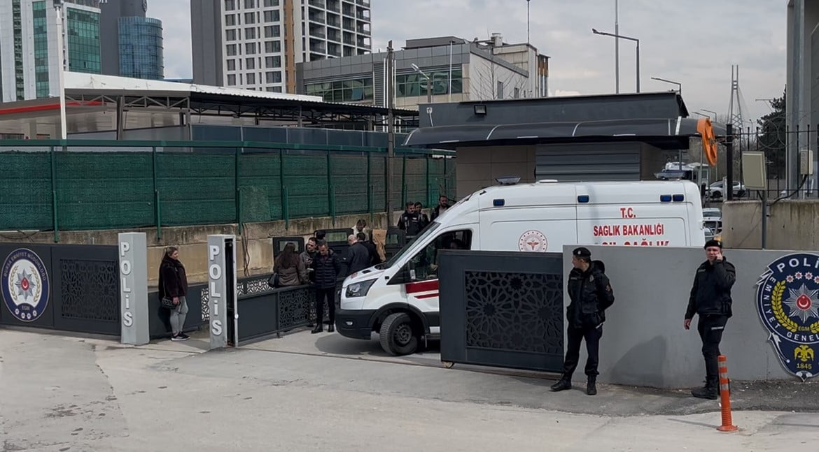 ŞAHIS AMBULANSLA HASTANEYE KALDIRILDI