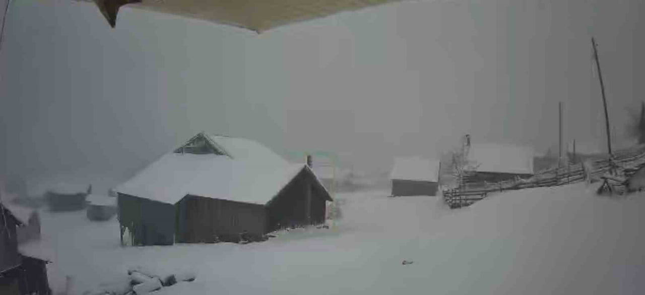 SAKARYA'NIN HENDEK İLÇESİNİN YÜKSEK KESİMLERİNDE ETKİLİ OLAN KAR YAĞIŞI, YAYLALARI BEYAZ ÖRTÜYLE...