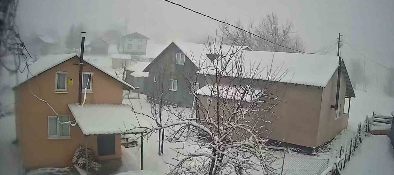 SAKARYA'NIN HENDEK İLÇESİNİN YÜKSEK KESİMLERİNDE ETKİLİ OLAN KAR YAĞIŞI, YAYLALARI BEYAZ ÖRTÜYLE...