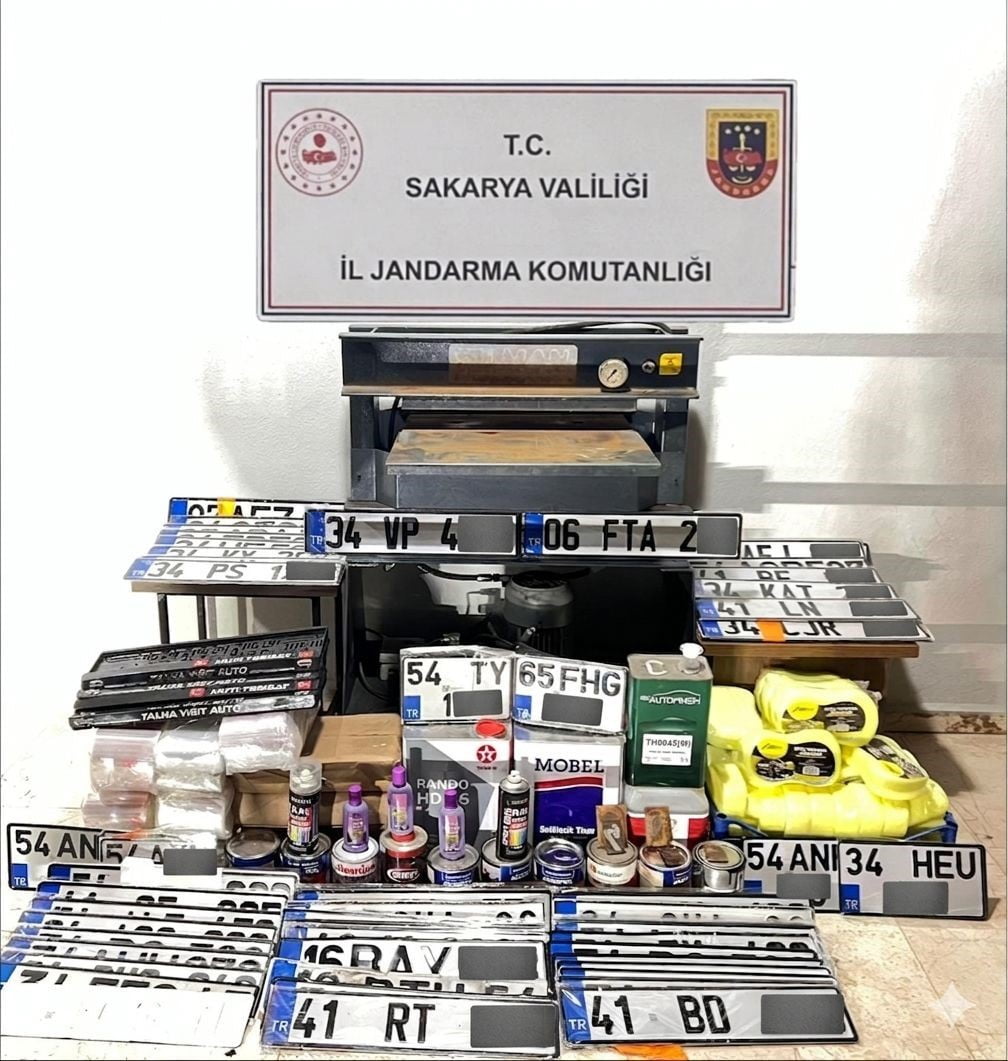 SAKARYA’DA JANDARMA EKİPLERİNCE DÜZENLENEN OPERASYONDA, SAHTE PLAKA BASIMI YAPARAK PARA KARŞILIĞI...