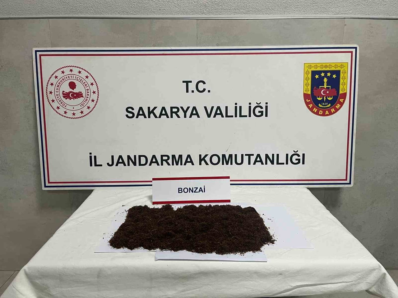 SAKARYA’DA JANDARMA EKİPLERİNCE ÜÇ İLÇEDE UYUŞTURUCU SATICILARINA YÖNELİK DÜZENLENEN OPERASYONDA...