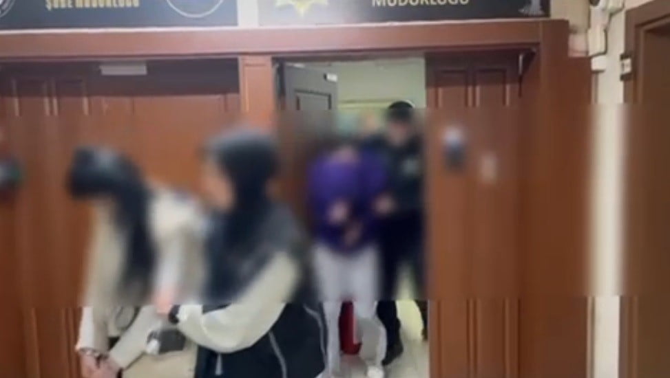 SAKARYA’DA POLİS EKİPLERİNCE 3 İLÇEDE DÜZENLENEN UYUŞTURUCU OPERASYONUNDA GÖZALTINA ALINAN 5...