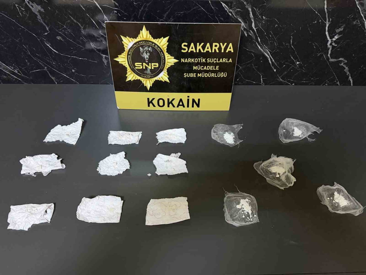 SAKARYA’DA POLİS EKİPLERİNCE DÜZENLENEN UYUŞTURUCU OPERASYONUNDA, İSTANBUL’DAN GETİRDİĞİ KOKAİN...