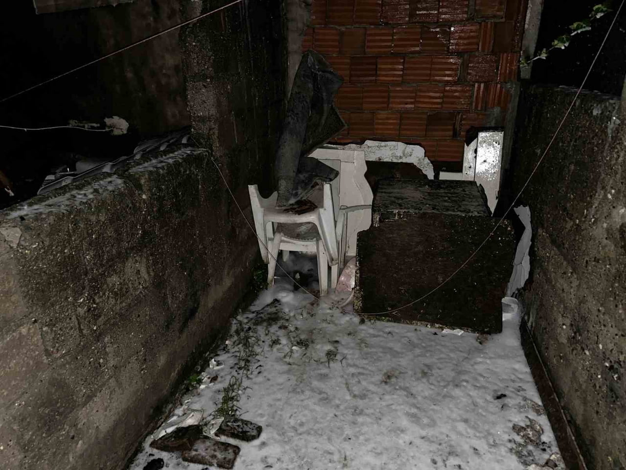 SAKARYA’NIN ADAPAZARI İLÇESİNDE GECE SAATLERİNDE MÜSTAKİL EVDE ÇIKAN YANGIN, İTFAİYE EKİPLERİNİN...