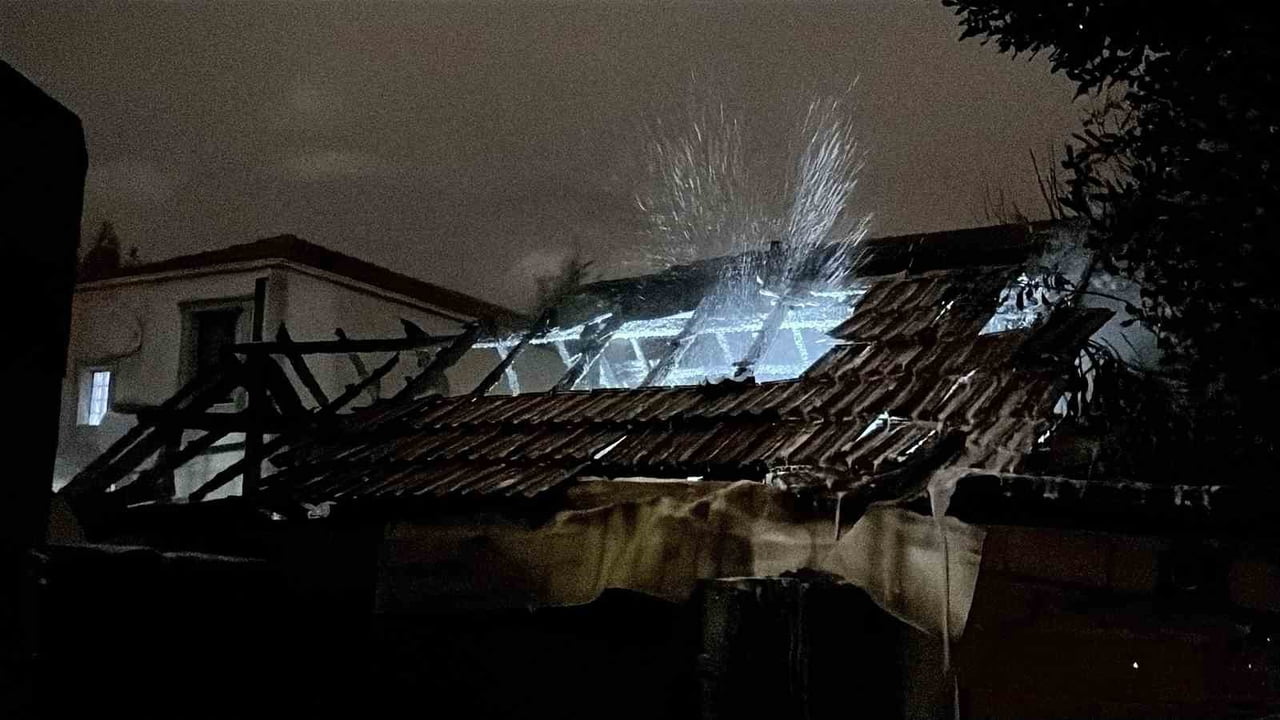 SAKARYA’NIN ADAPAZARI İLÇESİNDE GECE SAATLERİNDE MÜSTAKİL EVDE ÇIKAN YANGIN, İTFAİYE EKİPLERİNİN...