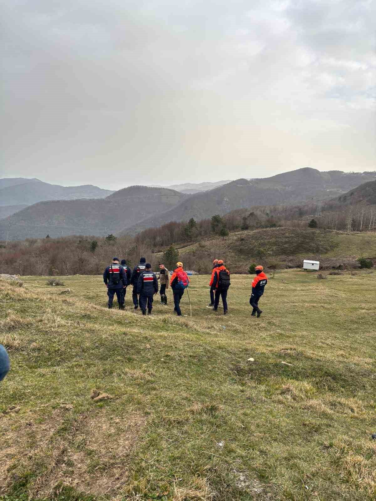 SAKARYA’NIN GEVVE İLÇESİNDE KENDİSİNDEN HABER ALINAMAYAN 75 YAŞINDAKİ ADAM İÇİN EKİPLER SEFERBER...