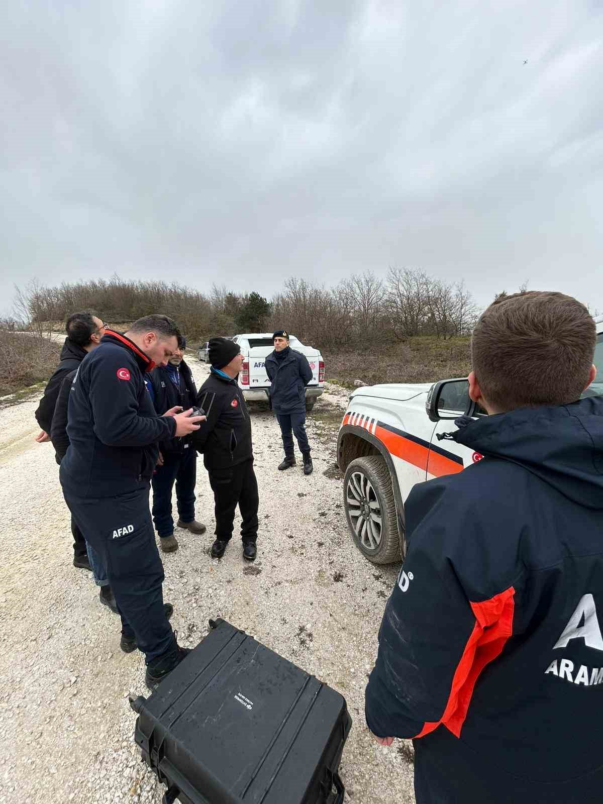 SAKARYA’NIN GEVVE İLÇESİNDE KENDİSİNDEN HABER ALINAMAYAN 75 YAŞINDAKİ ADAM İÇİN EKİPLER SEFERBER...