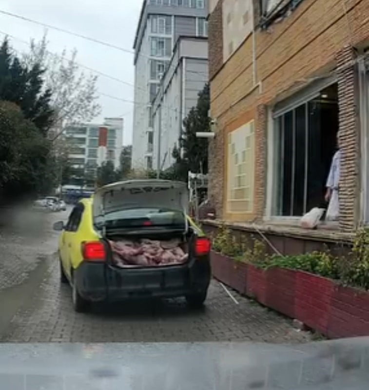 SAMSUN'UN ATAKUM İLÇESİNDE BİR TAKSİNİN BAGAJINDA UYGUNSUZ ŞARTLARDA ET TAŞINDIĞI ANLAR CEP...