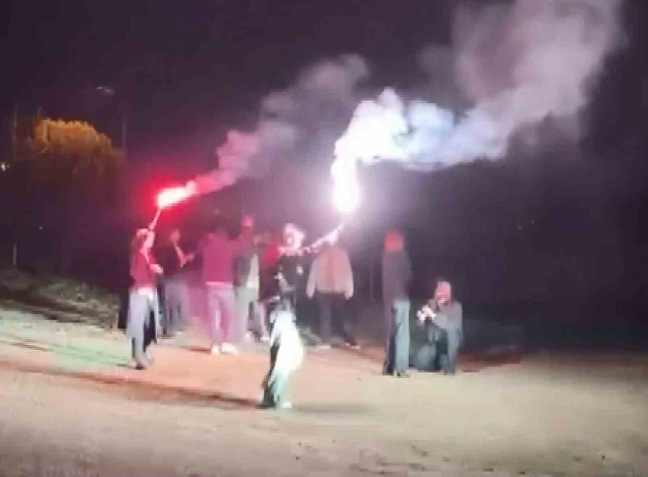 SAMSUN’DA BİR GENÇ, SEVGİLİSİNİ ŞAŞIRTMAK İÇİN ARKADAŞLARIYLA ORGANİZE ETTİĞİ KURGU BİR MEYDAN...