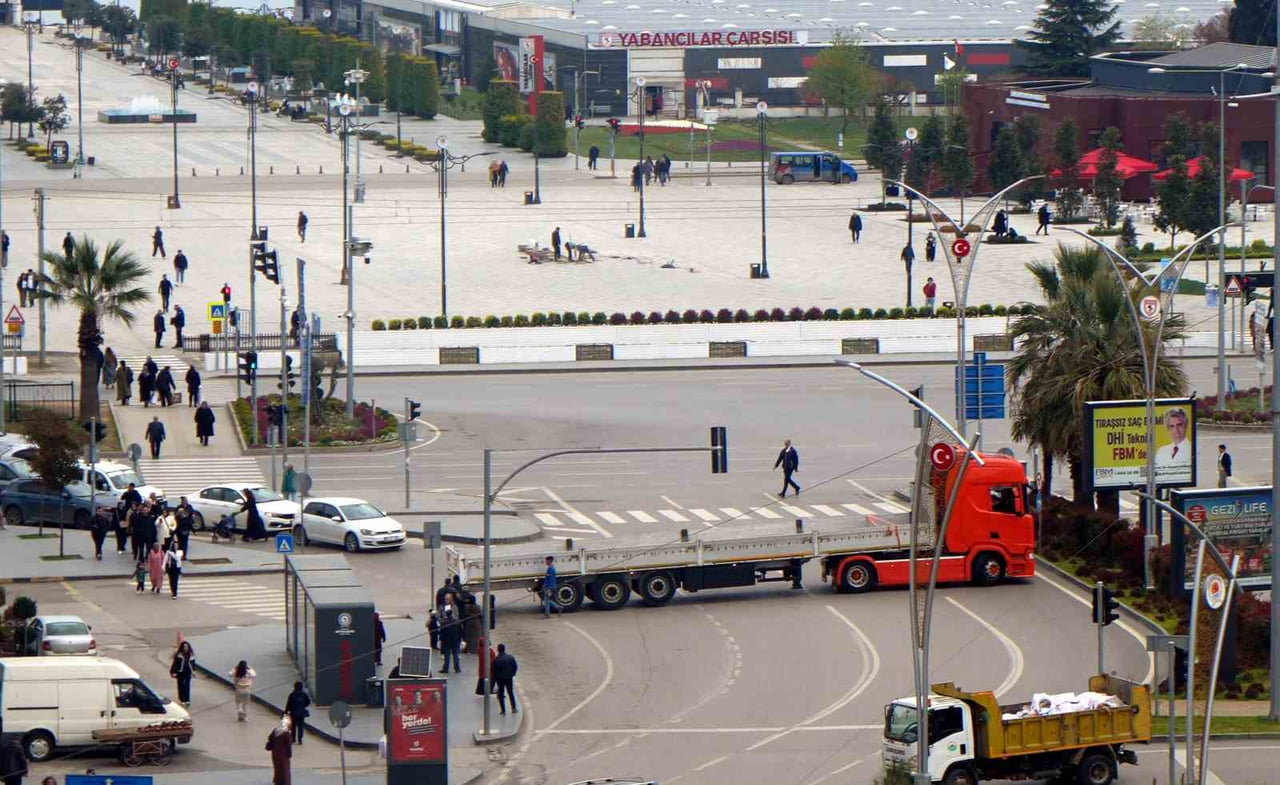 SAMSUN’DA BİR TIRIN, ÖNLEM ALINMADAN BULVARDA MANEVRA YAPMASI TRAFİĞİ TEHLİKEYE DÜŞÜRDÜ.
