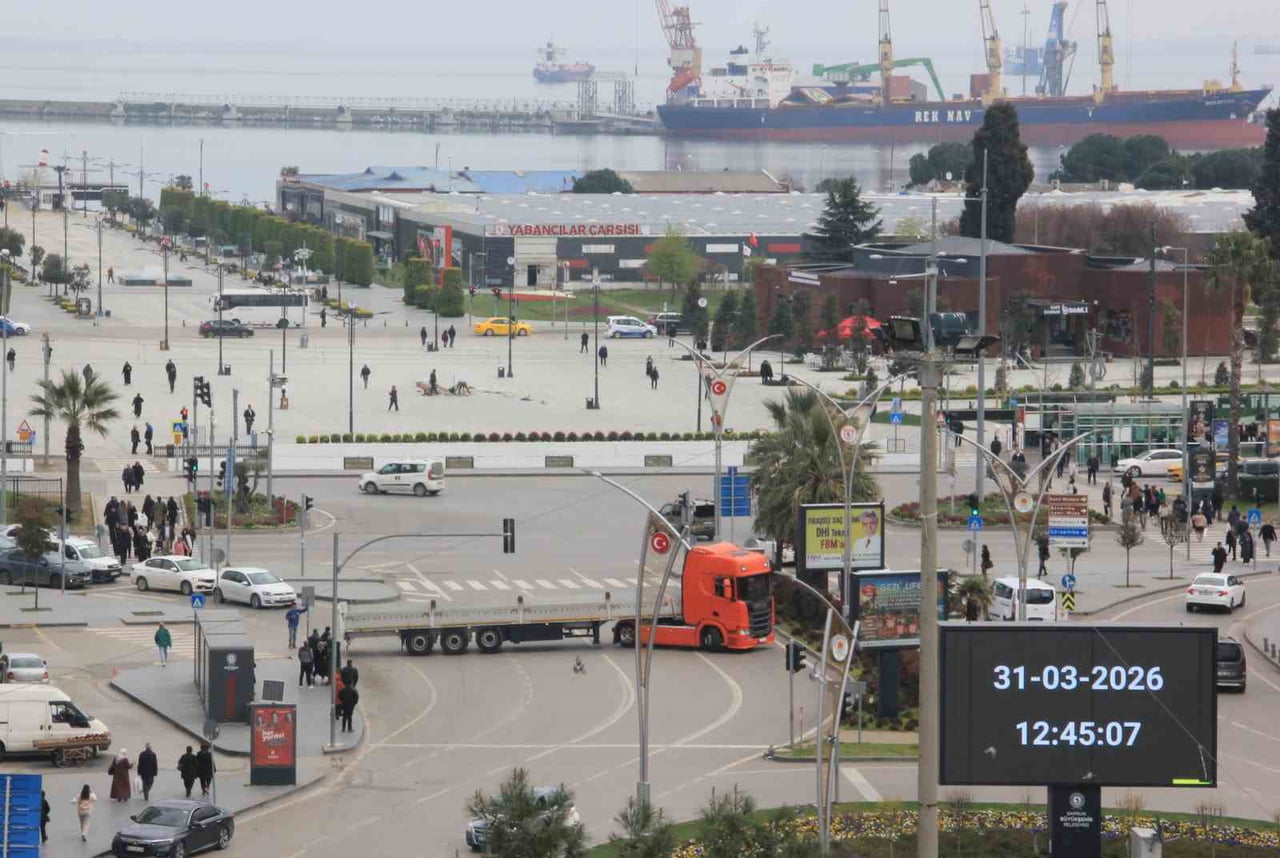 SAMSUN’DA BİR TIRIN, ÖNLEM ALINMADAN BULVARDA MANEVRA YAPMASI TRAFİĞİ TEHLİKEYE DÜŞÜRDÜ.