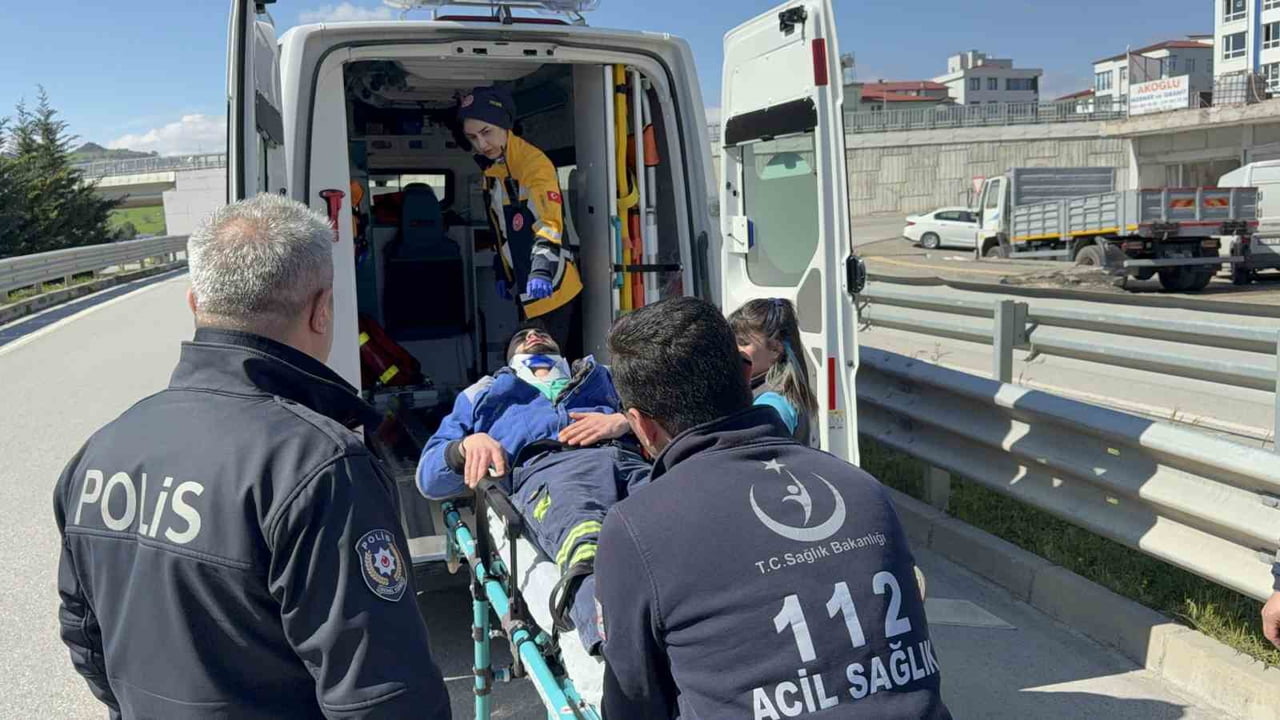 SAMSUN’DA DİREKSİYON ARIZASI BULUNAN OTOMOBİL TAMİRE GÖTÜRÜLDÜĞÜ SIRADA MEYDANA GELEN KAZADA...