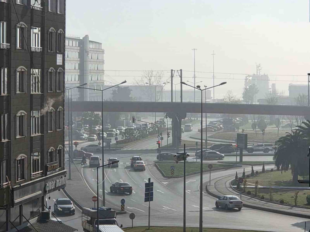 SAMSUN’DA GÜNÜN İLK SAATLERİ İLE BİRLİKTE ETKİLİ OLAN PUS VE SİS, SABAH DA ETKİSİNİ DEVAM...