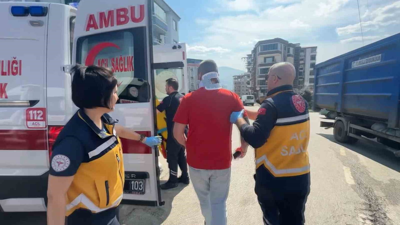 SAMSUN’DA HAFİF TİCARİ ARAÇ İLE SUV TİPİ ARACIN KAFA KAFAYA ÇARPIŞTIĞI KAZADA 4 KİŞİ...