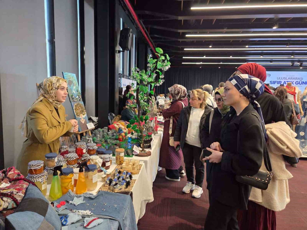 SAMSUN’DA HALK EĞİTİM ÖĞRETMEN VE ÖĞRENCİLERİ SOĞAN RUJ VE YENİLEBİLİR SİMLİ RUJ ÜRETTİ. RUJU...