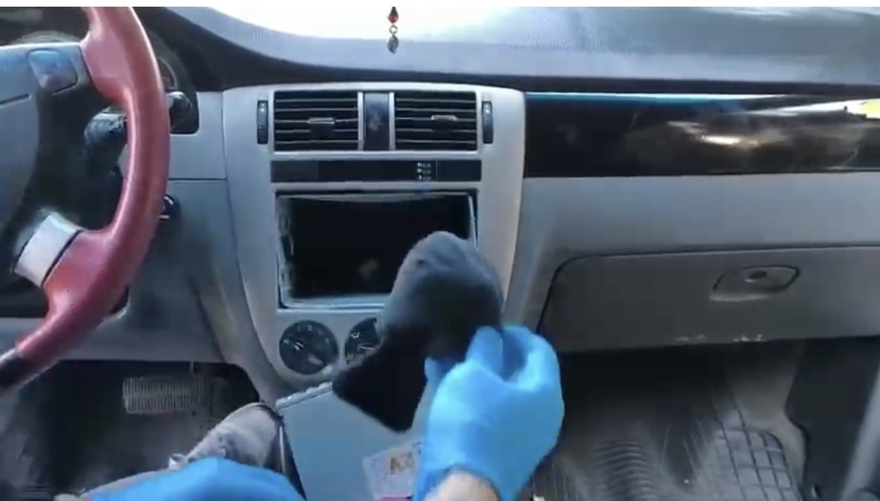 SAMSUN’DA POLİSİN ŞÜPHE ÜZERİNE DURDURDUĞU ARAÇTA YAPILAN ARAMADA, TEYBİN ARKASINA GİZLENMİŞ...