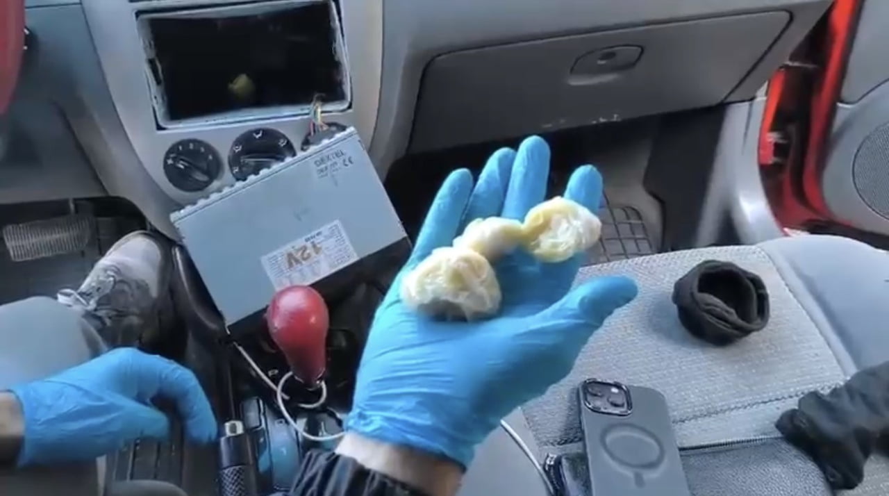 SAMSUN’DA POLİSİN ŞÜPHE ÜZERİNE DURDURDUĞU ARAÇTA YAPILAN ARAMADA, TEYBİN ARKASINA GİZLENMİŞ...