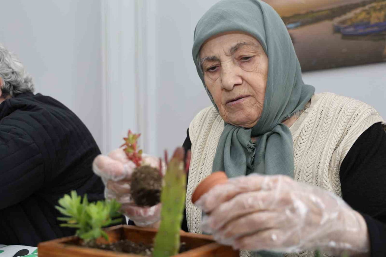 SAMSUN’UN ATAKUM BELEDİYESİ ÖZGECAN KADIN DANIŞMA MERKEZİ, TERARYUM ATÖLYESİNDE İLERİ YAŞTAKİ...