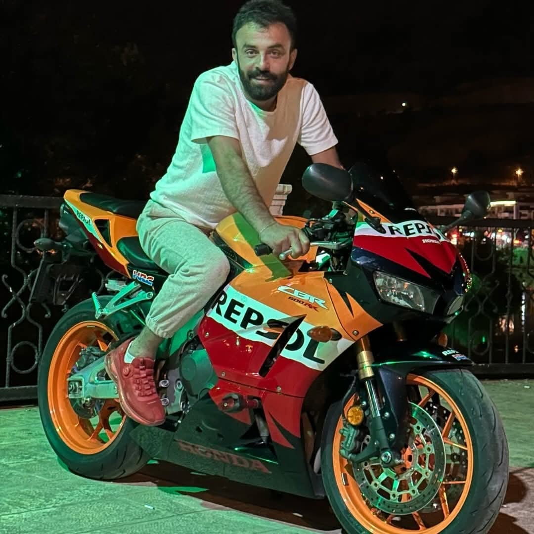 SAMSUN’UN LADİK İLÇESİNDE MOTOSİKLET SÜRÜCÜSÜ OKTAY ERBOĞA (44) VİRAJI ALAMAYARAK KARŞI YÖNDEN...