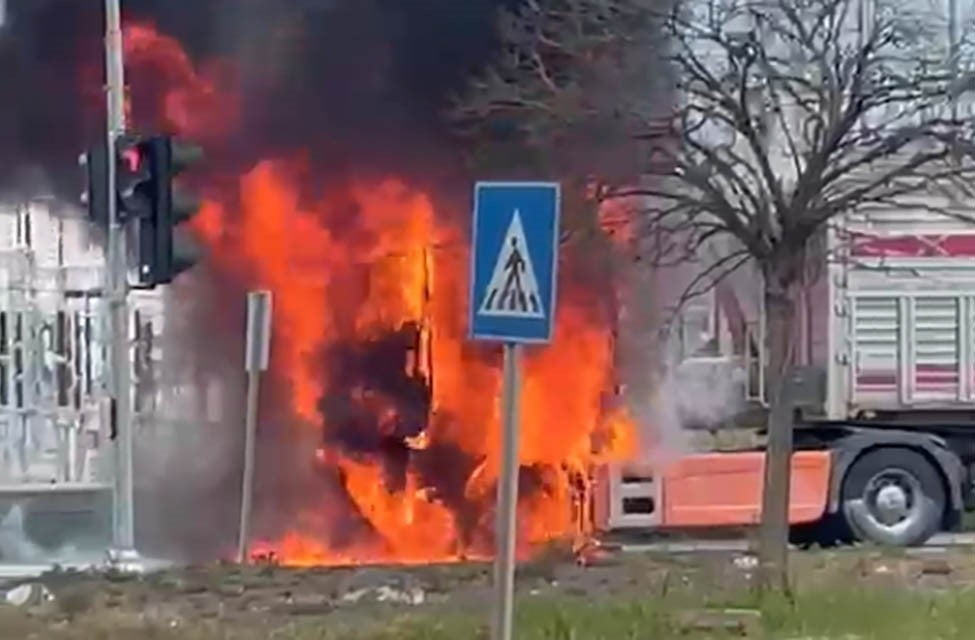 SAMSUN’UN TERME İLÇESİNDE SEYİR HALİNDEYKEN YANGIN ÇIKAN TIR, EKİPLERİN MÜDAHALESİYLE...