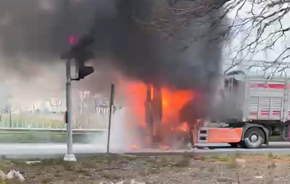 SAMSUN’UN TERME İLÇESİNDE SEYİR HALİNDEYKEN YANGIN ÇIKAN TIR, EKİPLERİN MÜDAHALESİYLE...