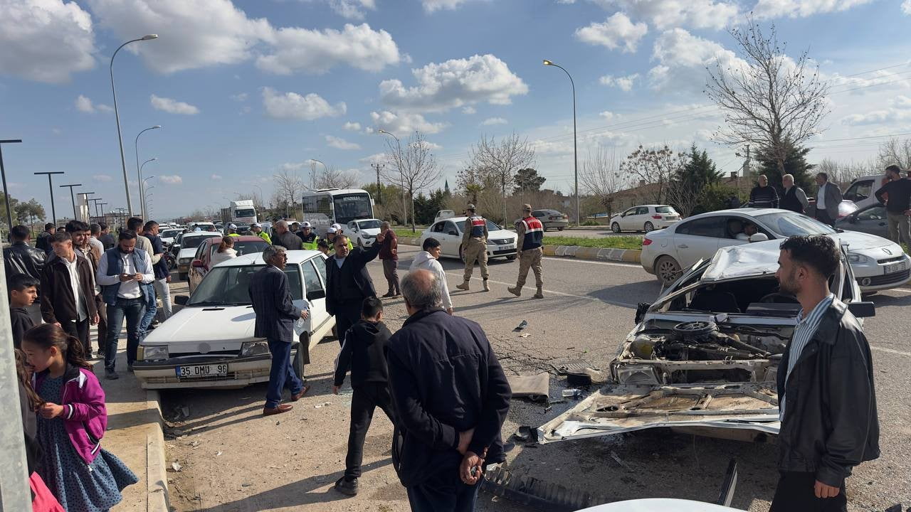 ŞANLIURFA'DA OTOMOBİL KARŞI ŞERİDE GEÇEREK TERS DÖNDÜ: 1’İ AĞIR 3 YARALI
