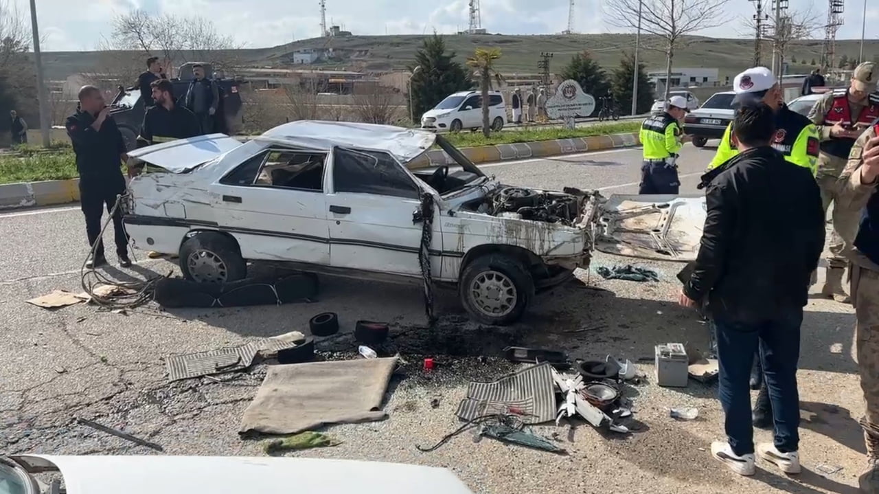 ŞANLIURFA'DA OTOMOBİL KARŞI ŞERİDE GEÇEREK TERS DÖNDÜ: 1’İ AĞIR 3 YARALI