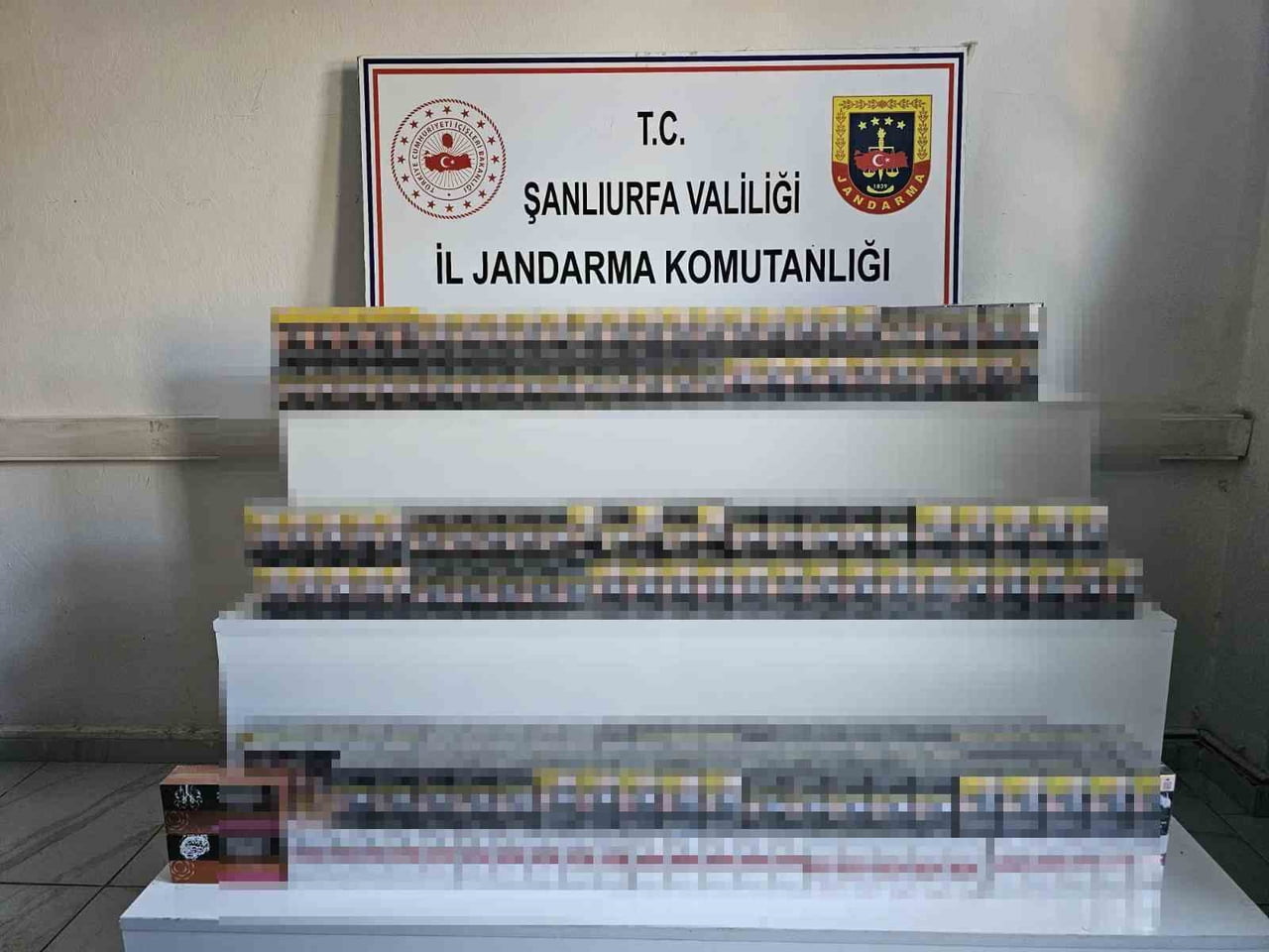 ŞANLIURFA’DA KAÇAKÇILIK OPERASYONUNDA BİNLERCE ÜRÜN ELE GEÇİRİLDİ