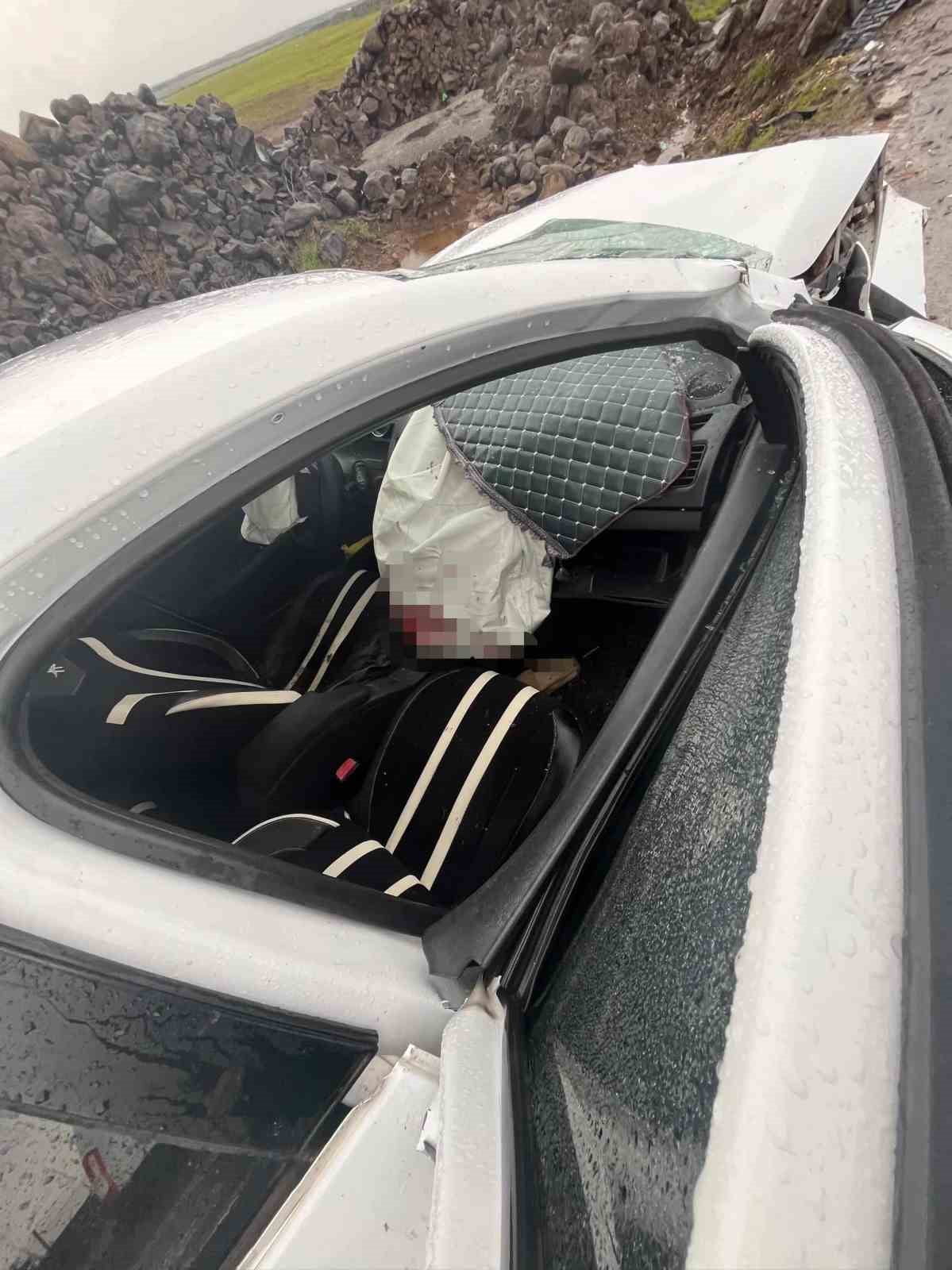 ŞANLIURFA’NIN SİVEREK İLÇESİNDE İKİ OTOMOBİLİN KAFA KAFAYA ÇARPIŞTIĞI KAZADA 8 KİŞİ...