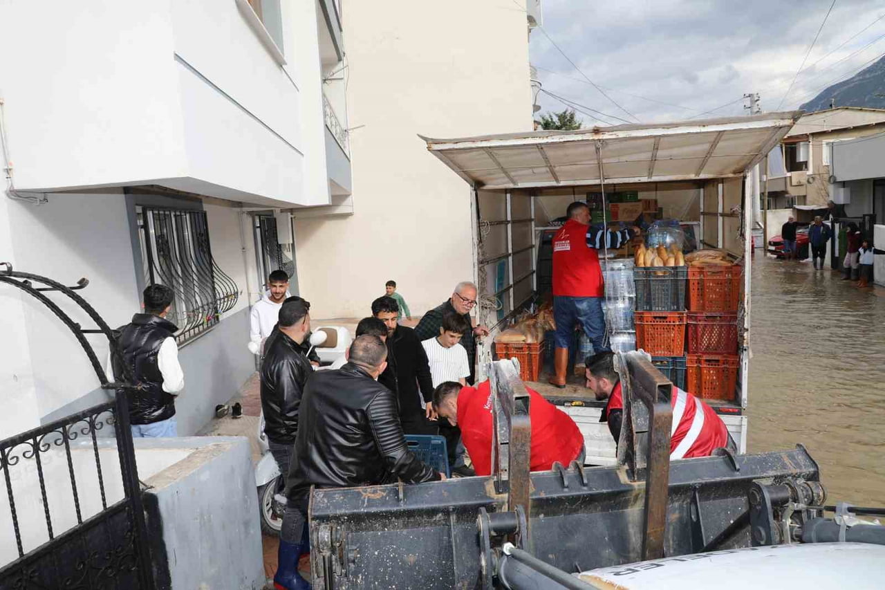 ŞEHZADELER BELEDİYESİ EKİPLERİ, ETKİLİ YAĞIŞLARIN ARDINDAN SU TAŞKINI YAŞANAN AKPINAR...