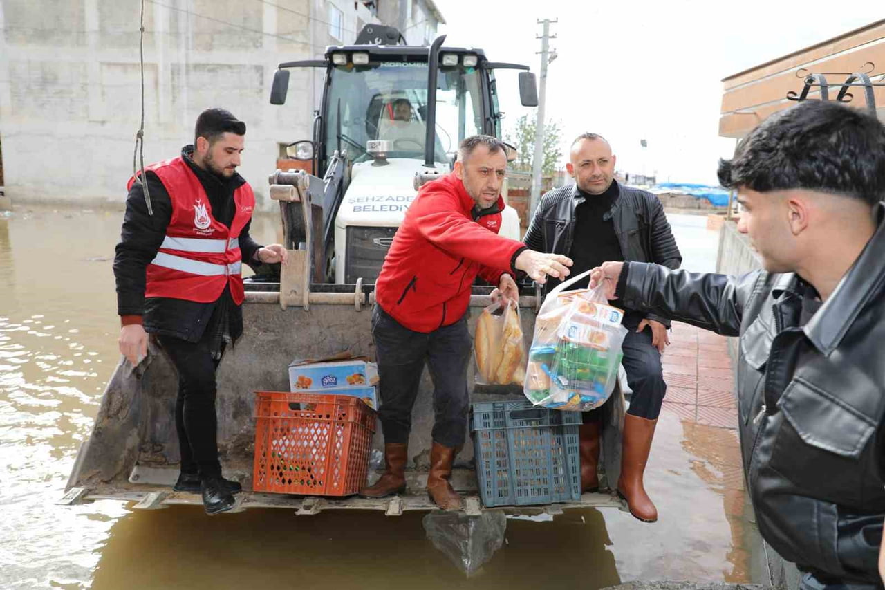 ŞEHZADELER BELEDİYESİ EKİPLERİ, ETKİLİ YAĞIŞLARIN ARDINDAN SU TAŞKINI YAŞANAN AKPINAR...