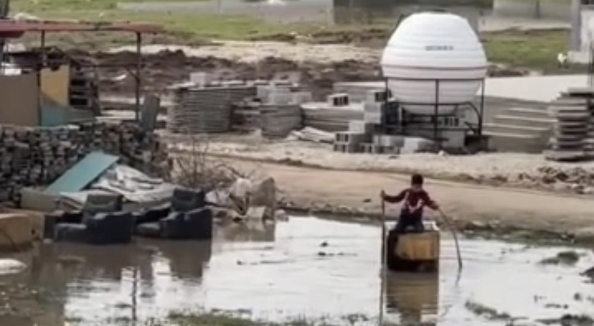 SELAHATTİN EYYUBİ MAHALLESİ’NDE YOĞUN YAĞMURUN ARDINDAN OLUŞAN SU BİRİKİNTİSİNDE KÜÇÜK BİR ÇOCUK...