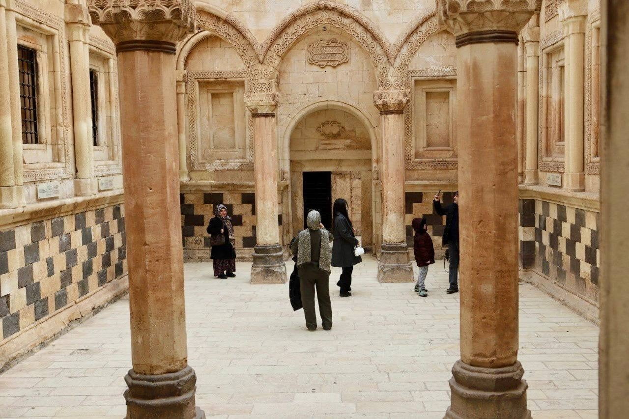 SELÇUKLU İZLERİYLE YÜKSELEN İSHAK PAŞA SARAYI İHTİŞAMIYLA GÖZ KAMAŞTIRIYOR