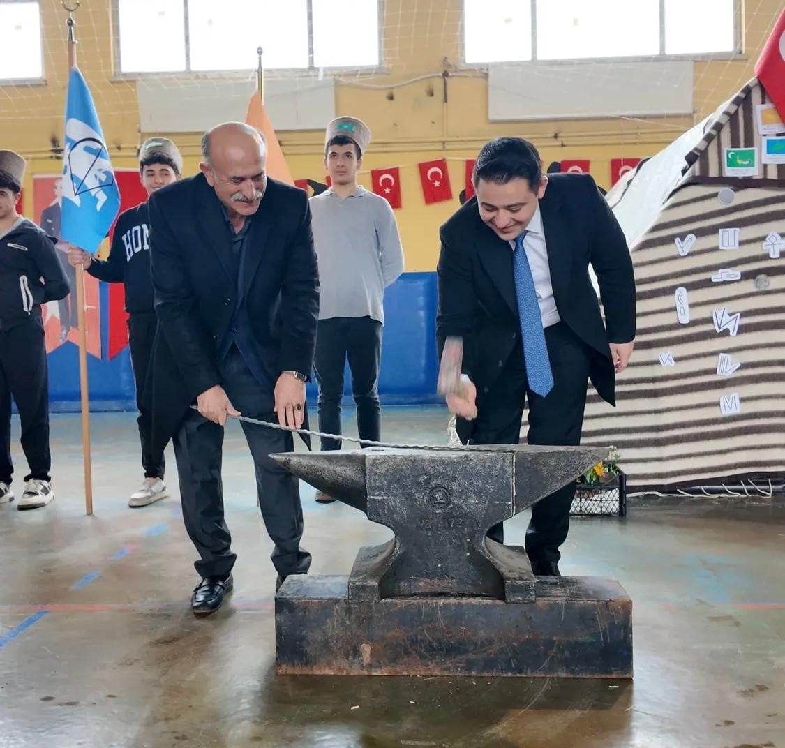 ŞENKAYA ANADOLU LİSESİ’NDE DÜZENLENEN PROGRAMDA, BAHARIN MÜJDECİSİ NEVRUZ BAYRAMI İLE TÜRK DÜNYASI...