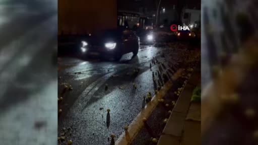 Seyir halindeki kamyonun kasasındaki elmalar yola savruldu