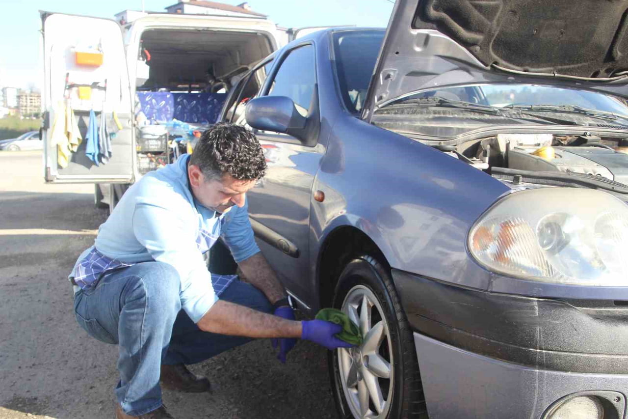 SEZGİN İĞNECİ, MESLEĞİNİ BIRAKARAK KÜRESEL ISINMAYA DİKKAT ÇEKMEK AMACIYLA SUSUZ VE MOBİL ARAÇ...