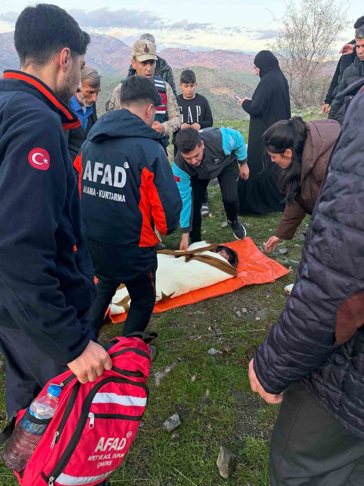 SİİRT’İN BAYKAN İLÇESİNDE NİNESİNE MİSAFİRLİKTEYKEN KAYBOLAN 3 YAŞINDAKİ ÇOCUK ÇALIŞMALAR SONUCU...