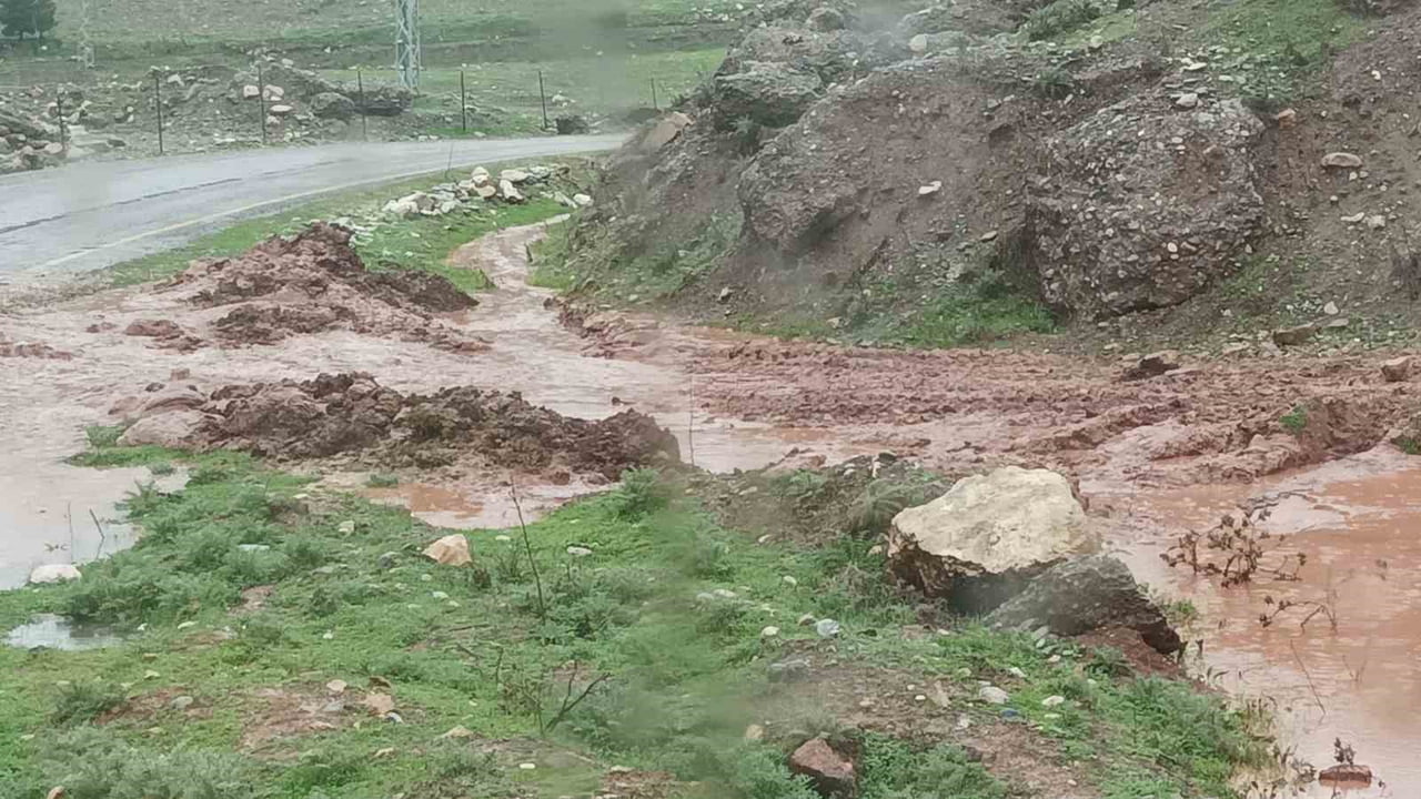 SİİRT’TE YAĞIŞ SONRASI YOĞUN MESAİ