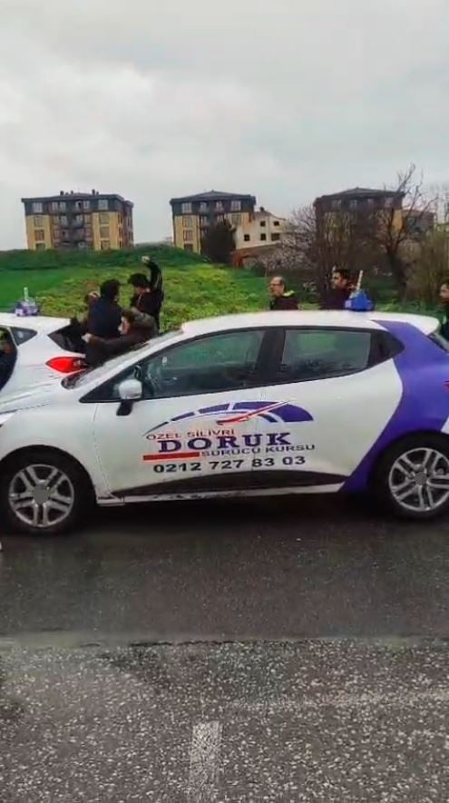 SİLİVRİ'DE DİREKSİYON SINAVINI GEÇEMEYEN SÜRÜCÜ, BABASI İLE BİRLİKTE GÖREVLİ KOMİSYON ÜYESİNE...